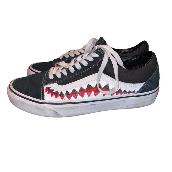 VANS Shark Teeth Custom Painted Old Skool Shoes Men’s Size 7 Women’s Size 8.5 - Picture 3 of 14